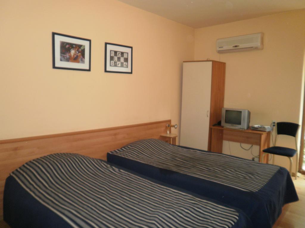 Family Hotel Kredo Sliven Room photo